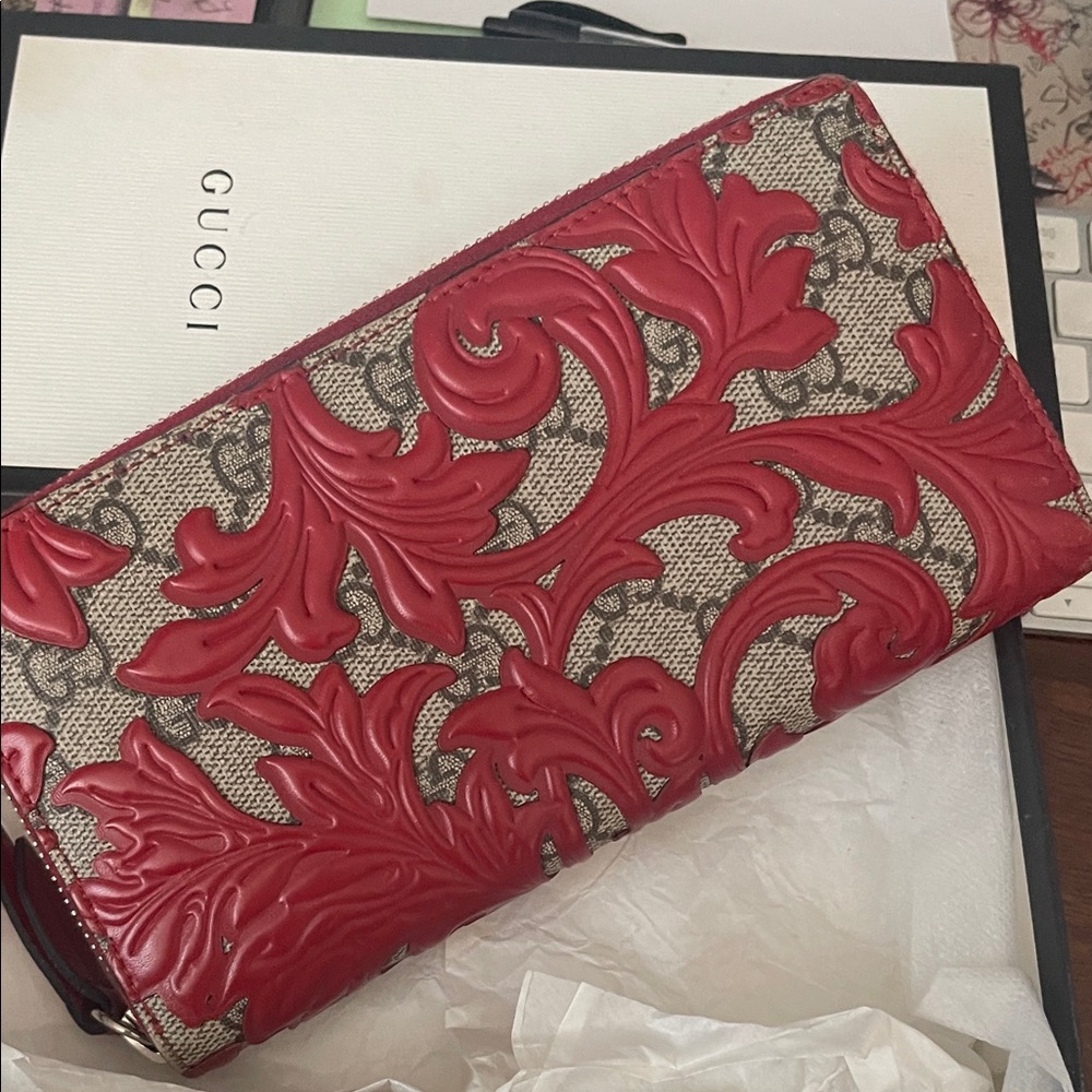 Gucci GG Supreme Arabesque Red and Beige long Wallet